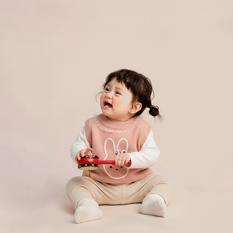Áo gile len cổ bèo thêu thỏ dễ thương cho bé